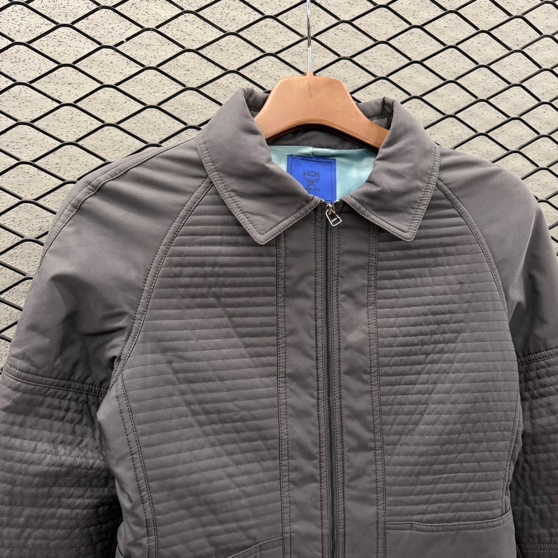 MCM 크롭 캐주얼 퀼티드 자켓 바이커패널 디테일 차콜 상품이미지5