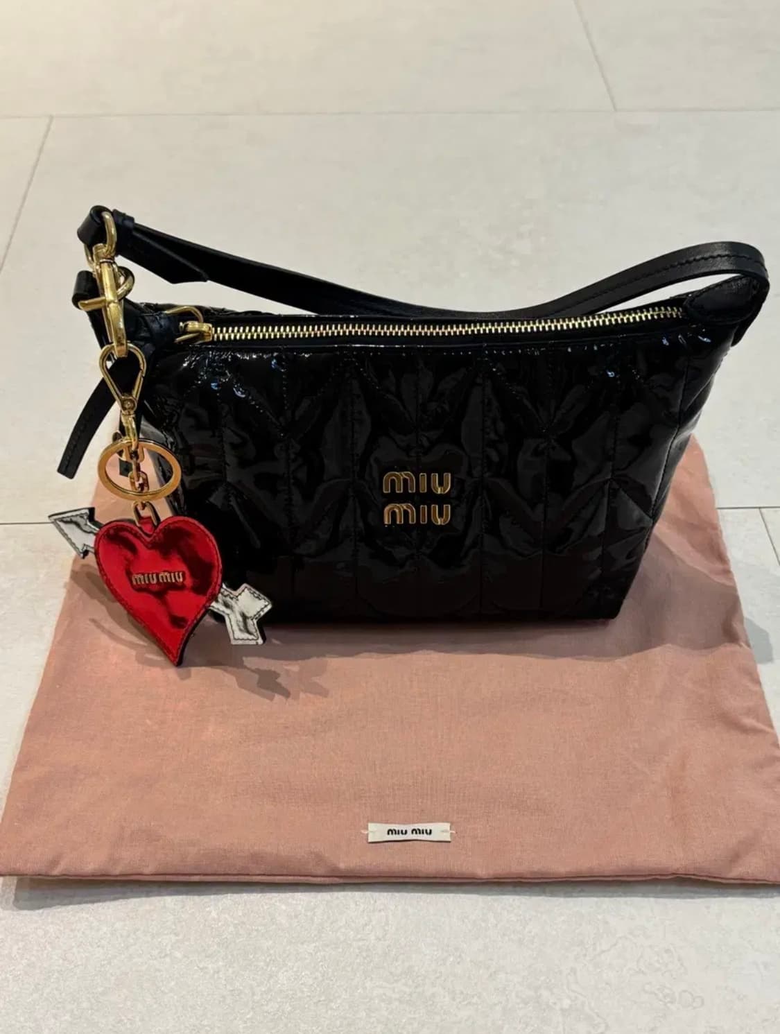 미우미우 스피릿 마테라쎄 페이던트 레더 미니백 블랙 상품이미지1