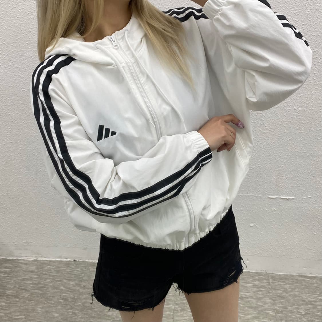 아디다스 에센셜 블랙라인 화이트 후드 바람막이 L 상품이미지1