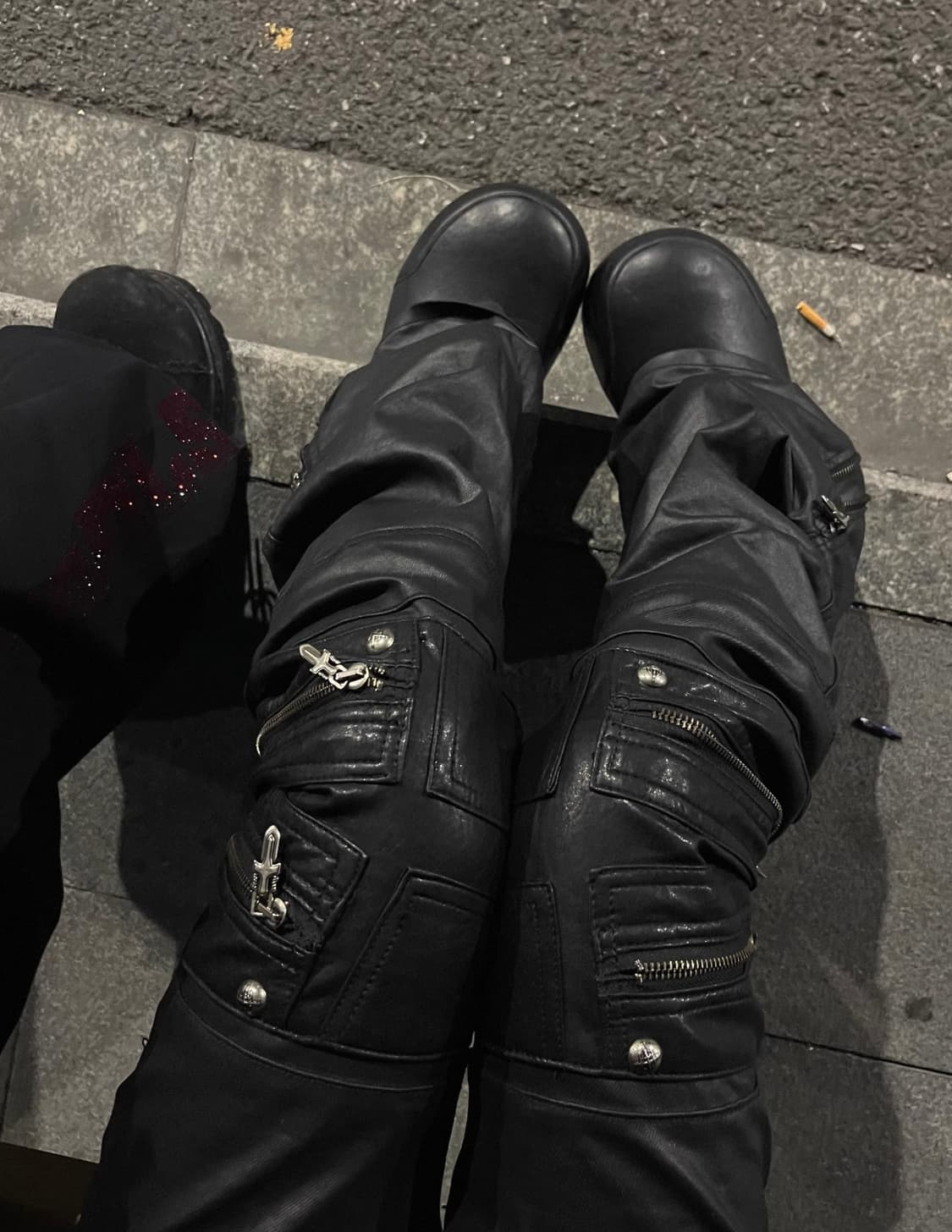 Distressed Waxed Zip Flare Jeans 상품이미지6