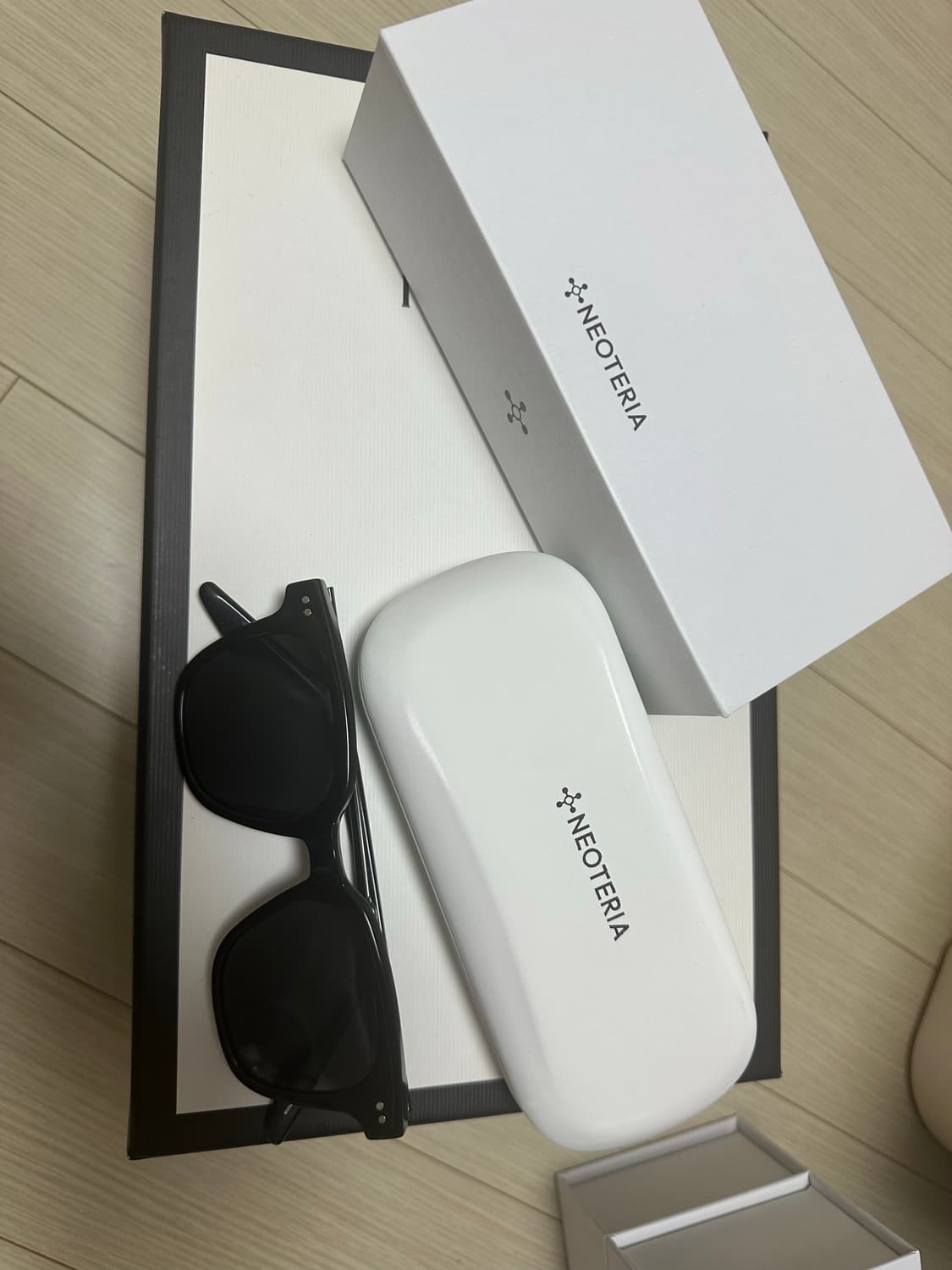 네오테리아 선글라스 블랙 색상입니다 풀박스 구성으로 상품이미지1