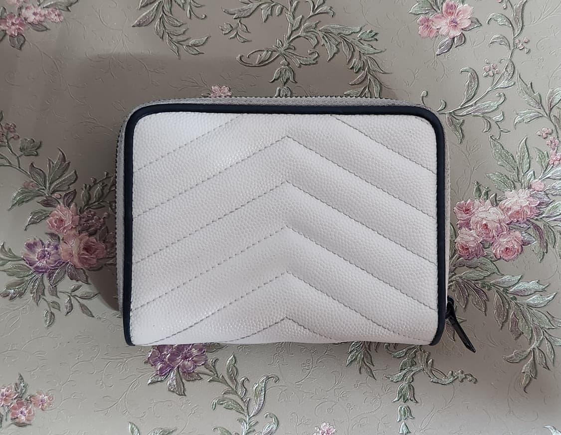 생로랑 403723 모노그램 퀼팅 페블레더 지퍼 중지갑 상품이미지3