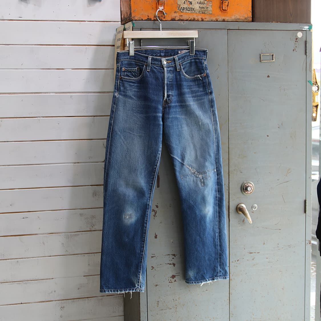 (착용컷) 00's 리바이스 501 셀비지 진 (남성용 30) 상품이미지1