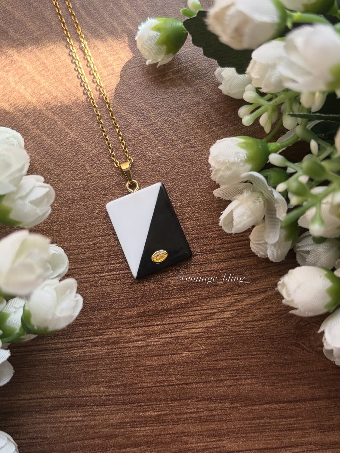 샤넬 블랙&화이트 하프 스퀘어 목걸이 상품이미지4