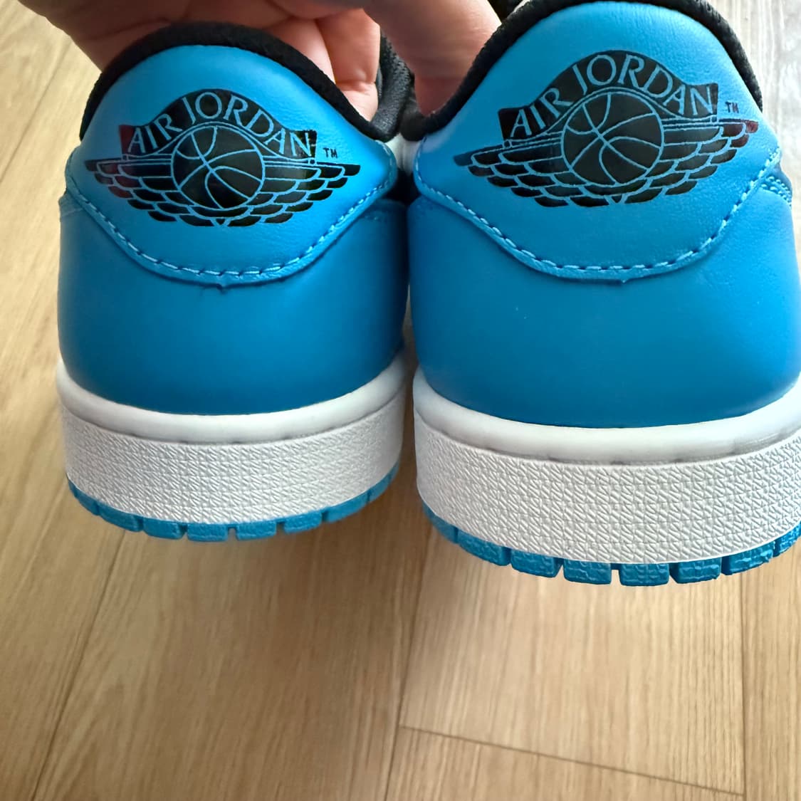 조던 1 레트로 로우 OG 블랙 앤 다크 파우더 블루 상품이미지9