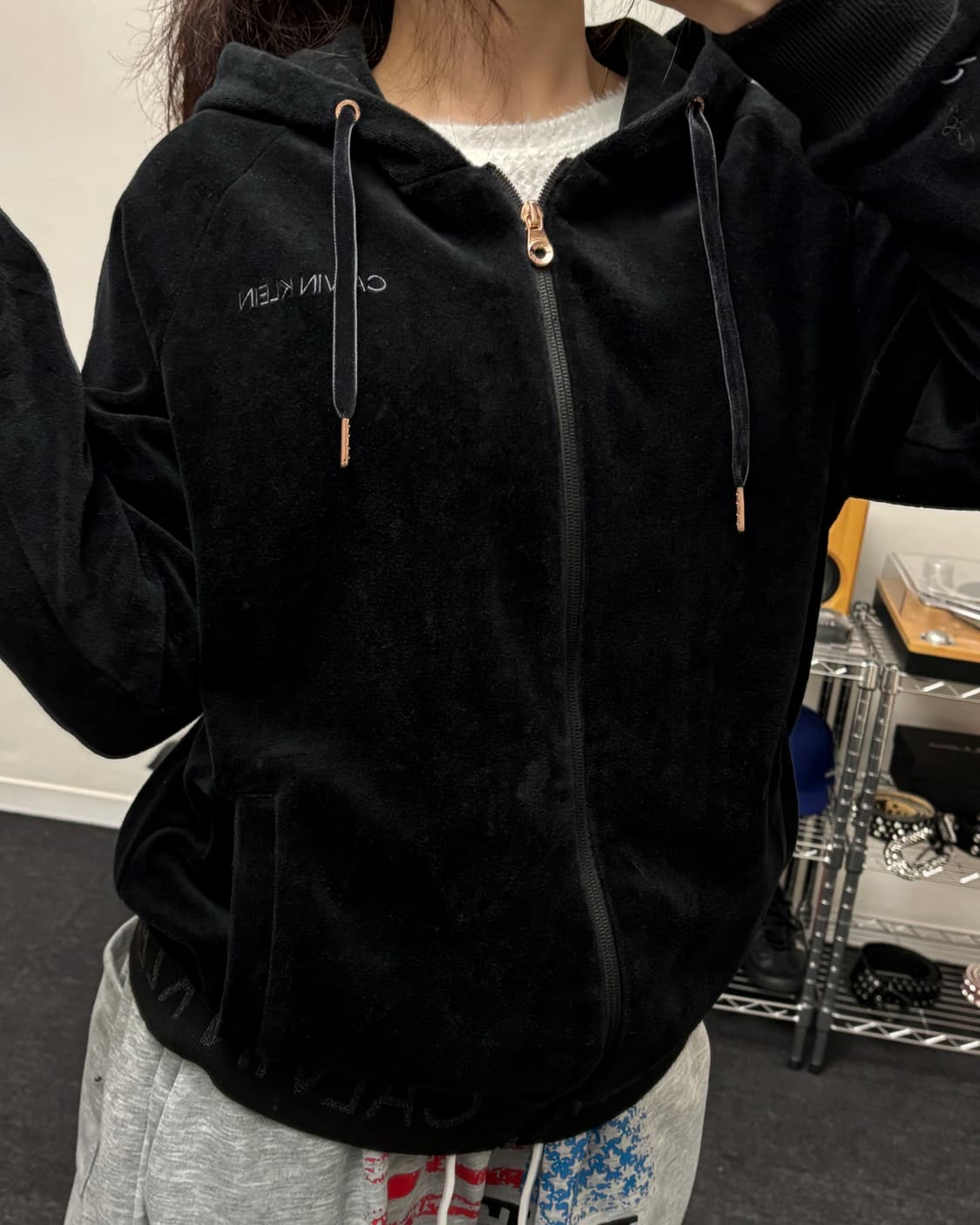 캘빈클라인 자수로고 벨벳 후드집업 블랙  상품이미지1