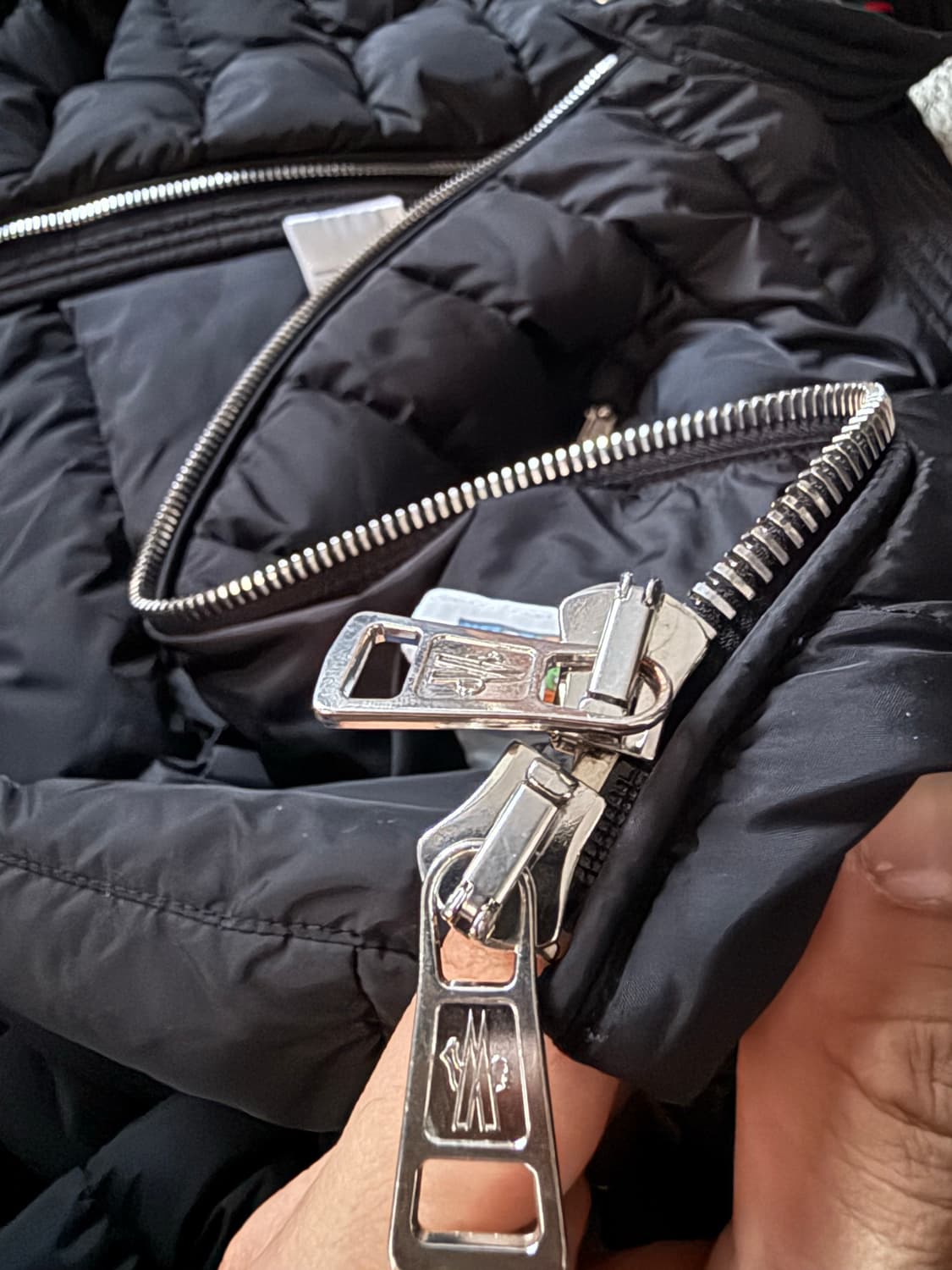 몽클레르 아미오트 숏 다운 자켓 블랙 -  Moncler Amio 상품이미지10