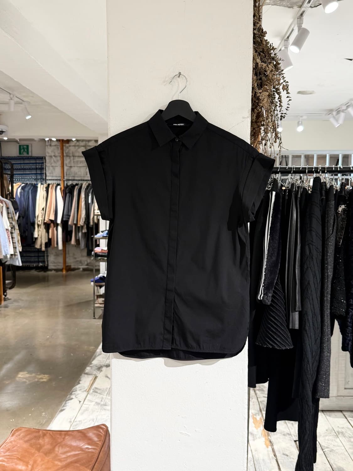 닐바렛 블랙 코튼 블렌드 히든버튼 하프티셔츠 상품이미지1