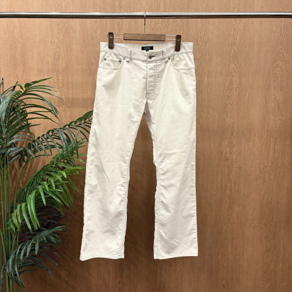 버버리 블랙 라벨 스트레이트 팬츠 골덴 스티치 가죽 패치 디테일 화이트 상품이미지1