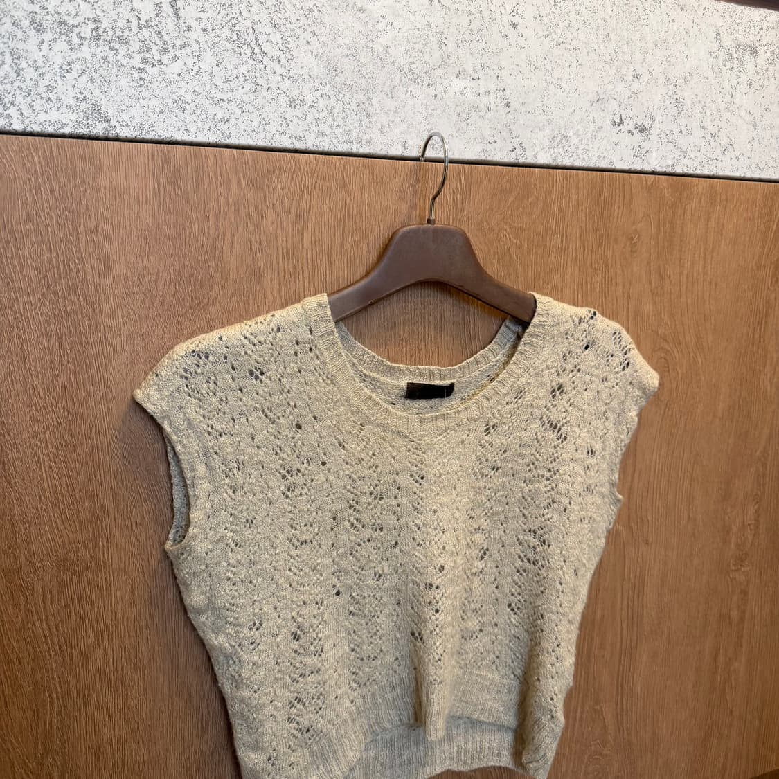 빈티지 라운드넥 슬리브리스 니트 베스트 펀칭 디테일 베이지 상품이미지3