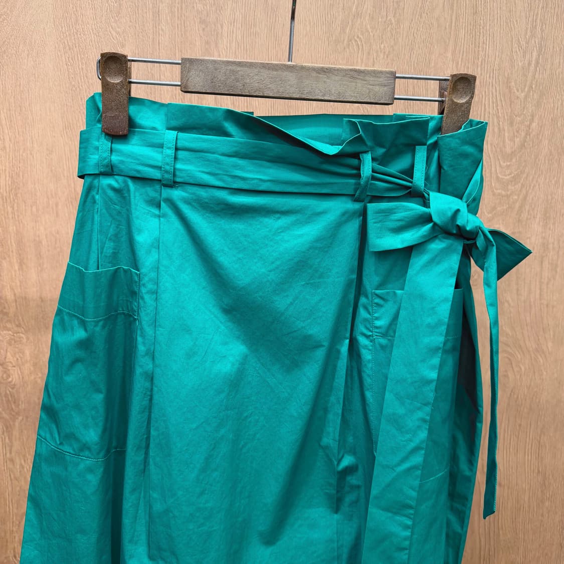 띠어리 미디 스커트 허리 스트랩 리본 타이 디테일 A라인 그린 상품이미지4