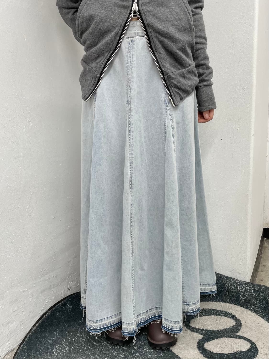 써스데이아일랜드 연청 디테일 롱 스커트 상품이미지2