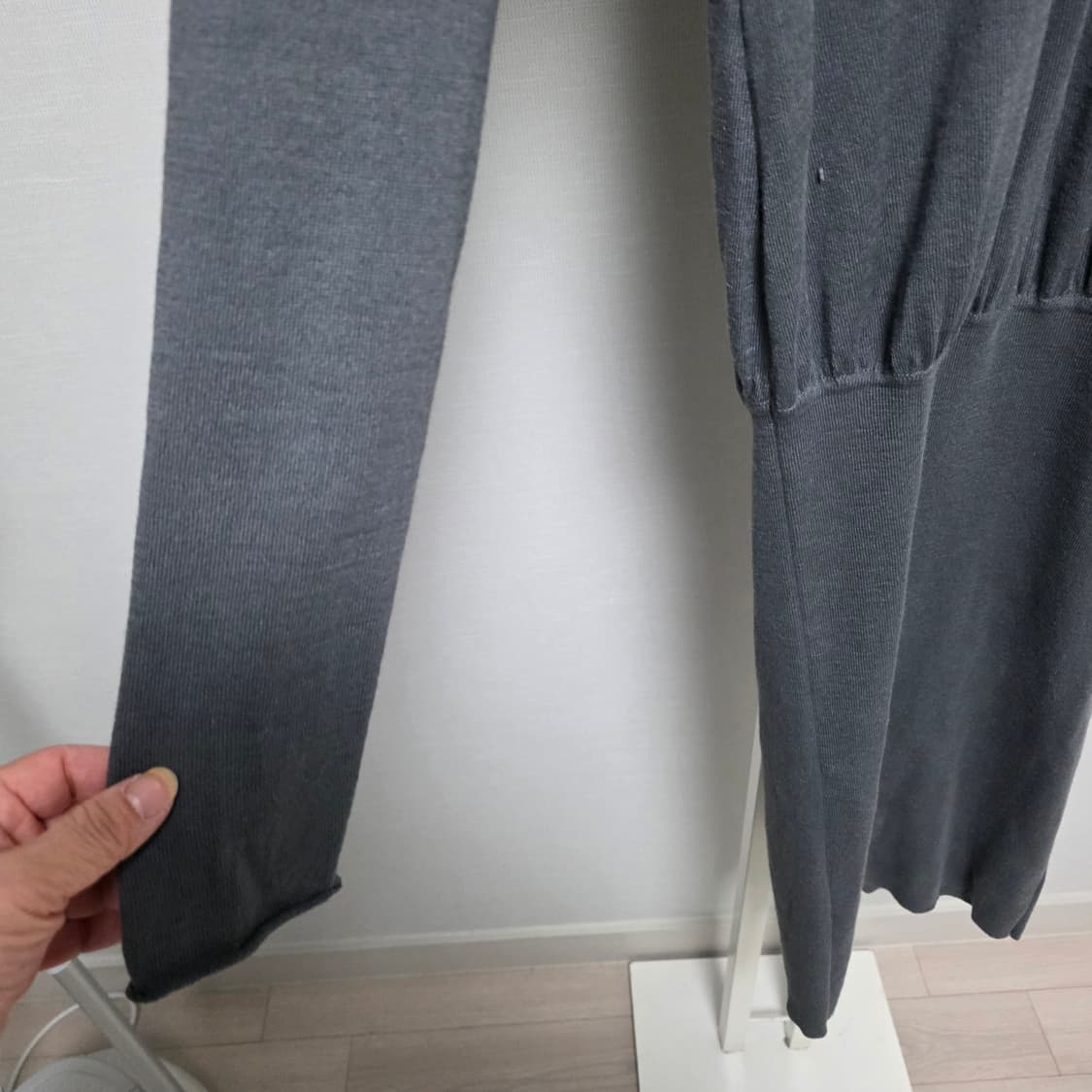 엠포리오 알마니 그레이 색상  홀더넥 긴팔 원피스 그레이 상품이미지3