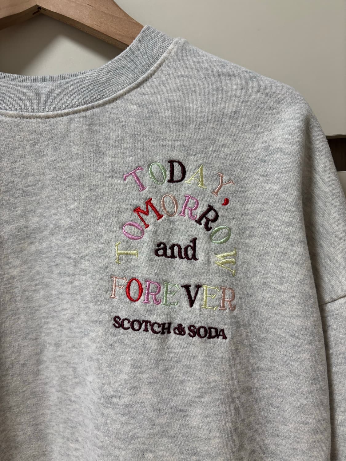 스캐치앤소다 자수 레터링 기모맨투맨 상품이미지2