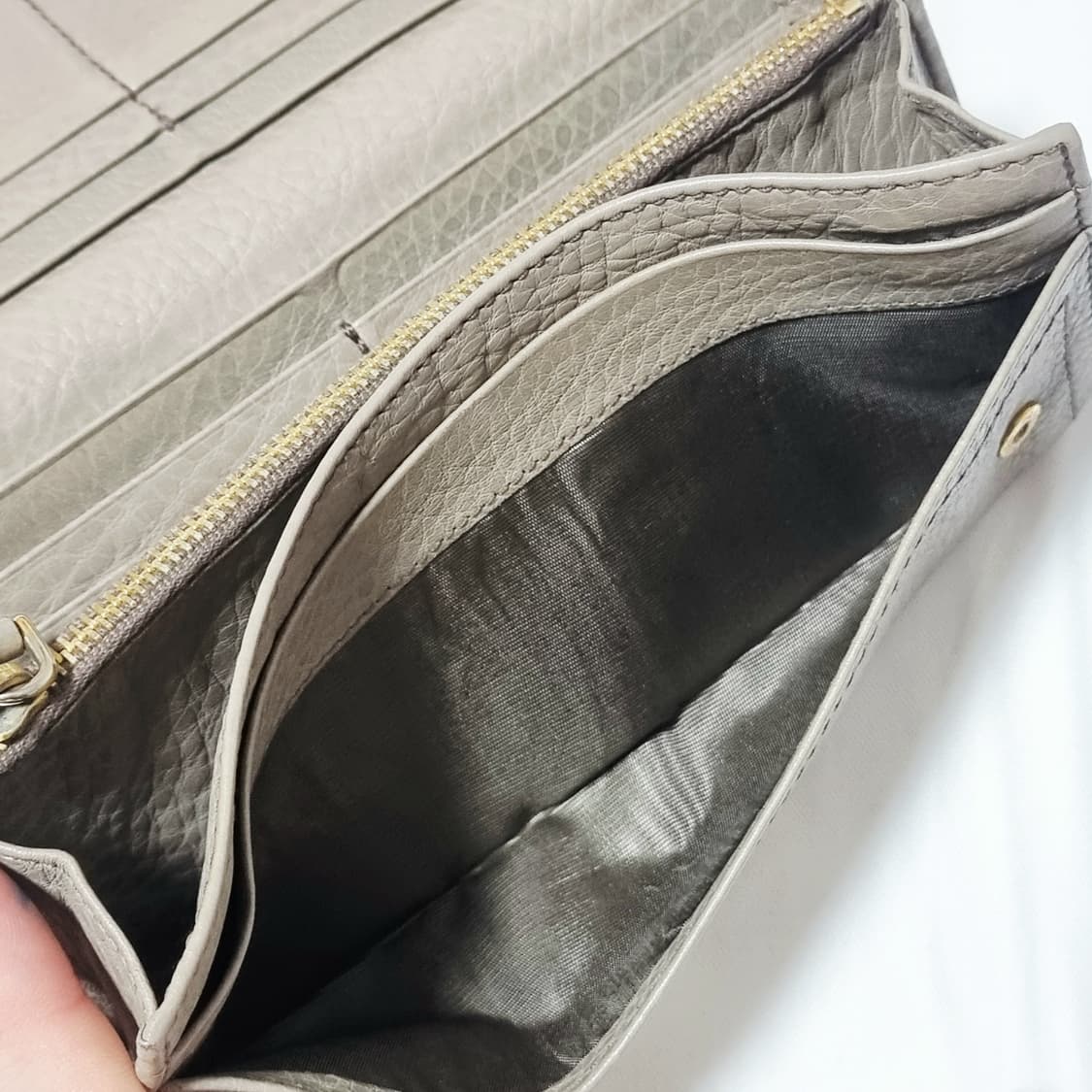 프라다 연그레이베이지 장지갑 (사용감존재/가죽상태 좋은 편 아님) 상품이미지9