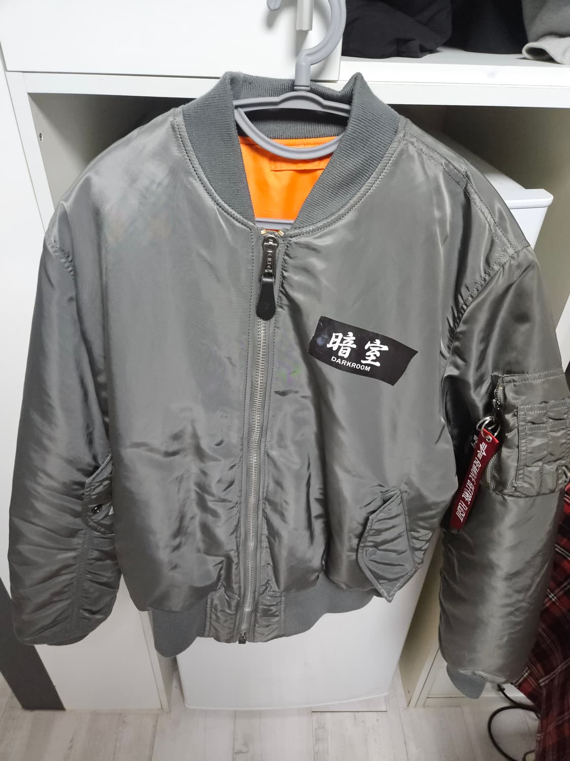 다크룸 스튜디오 × 알파인더스트리 ma1 건메탈 L 상품이미지1