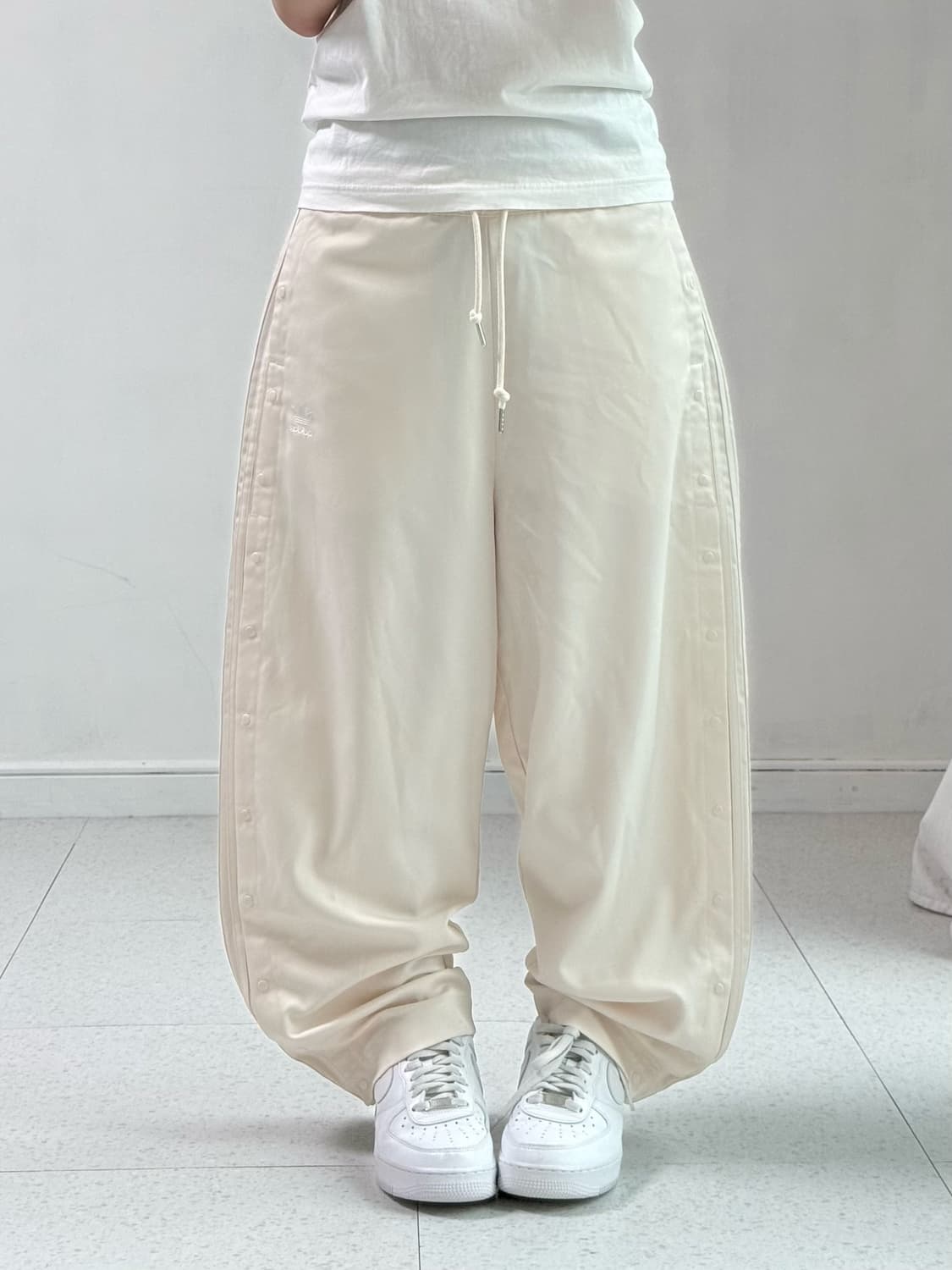 아디다스 아이보리 사이드 버튼 팬츠 상품이미지1