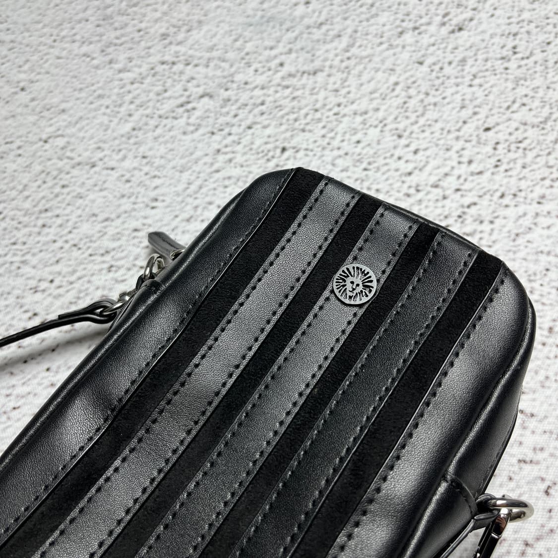 Anne Klein Lion Logo Crossbody Bag 상품이미지5