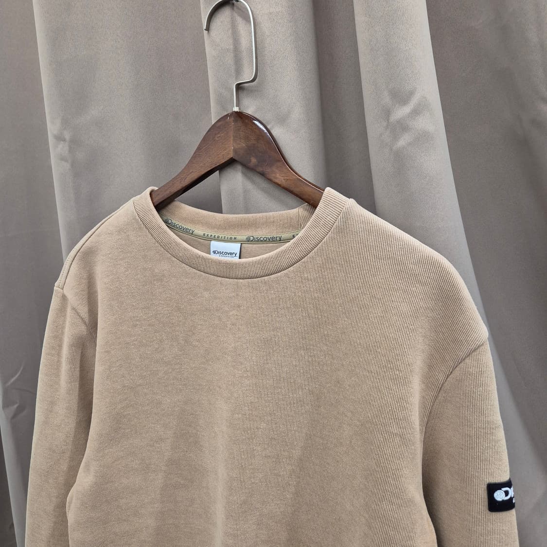 디스커버리 베이지 맨투맨 100 상품이미지2