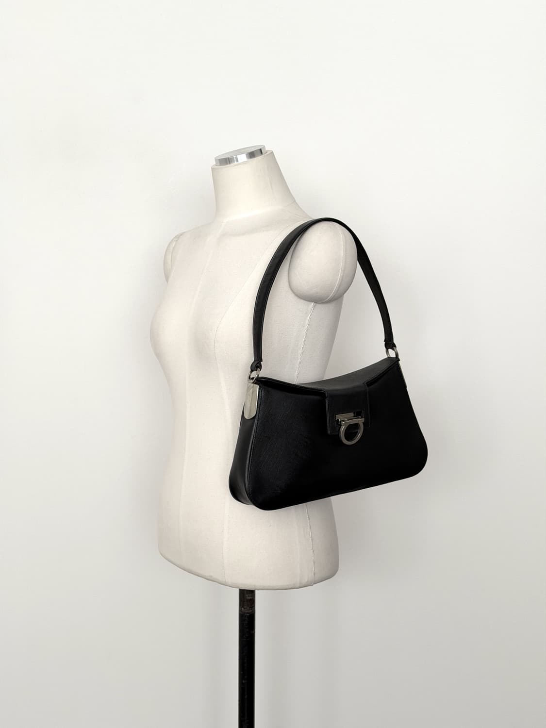 페라가모 간치니 사피아노 레더 숄더백 상품이미지1