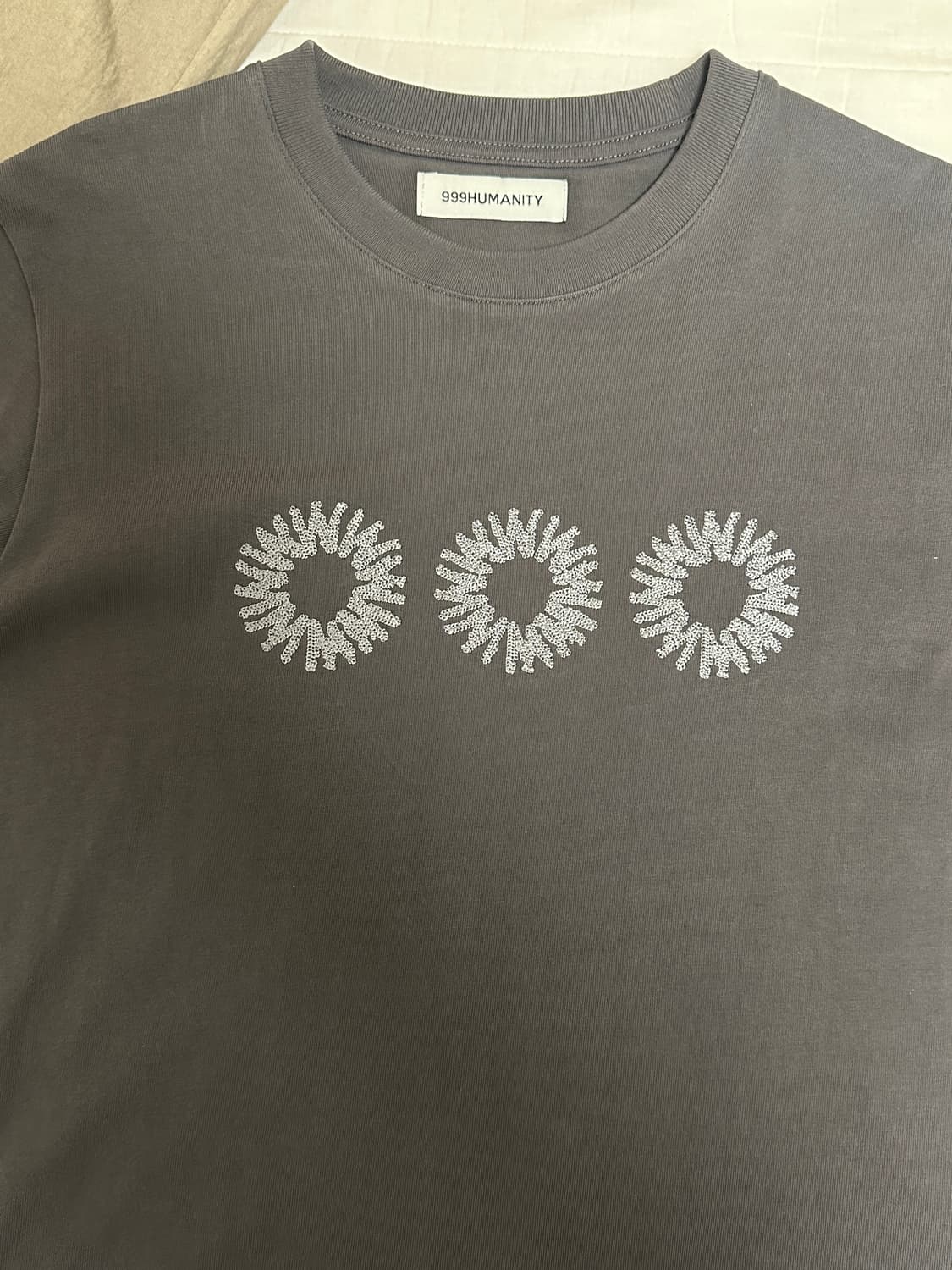 999휴머니티 EVD 로고 하프 티셔츠 차콜 상품이미지1