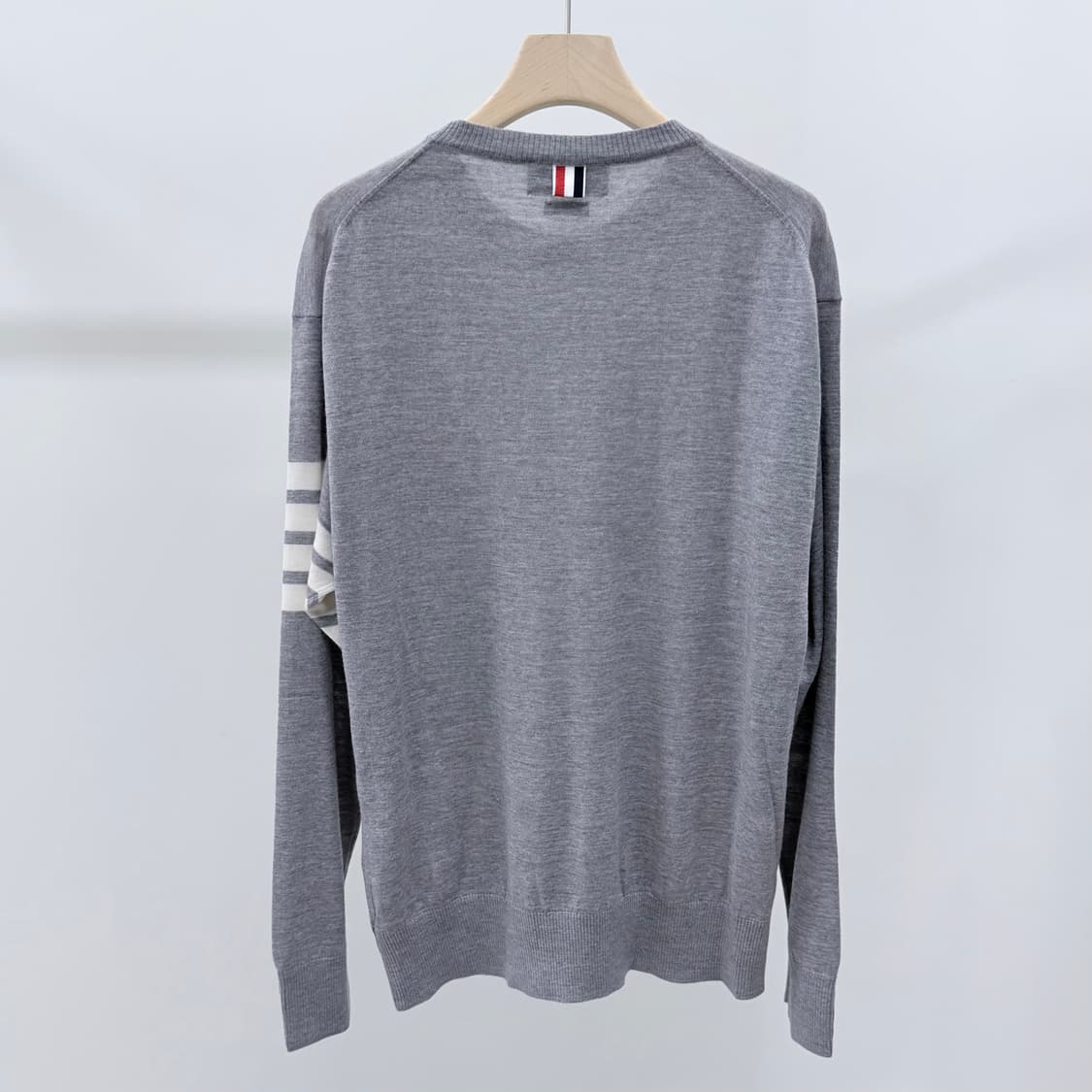 [S+급/5] 톰브라운 사선완장 메리노 울 니트 그레이 상품이미지5