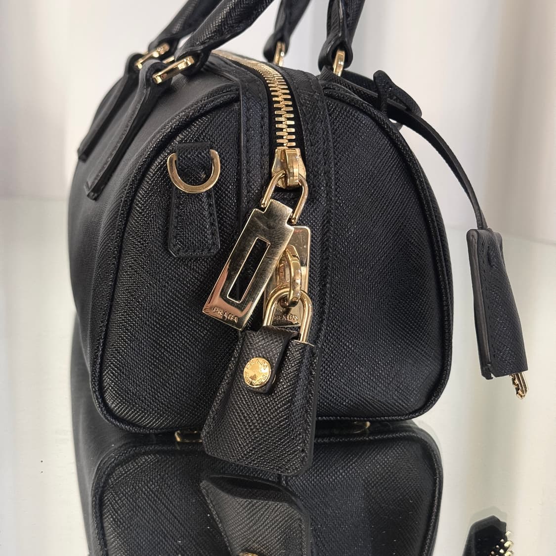 [신상] 프라다 삼각로고 사피아노 레더 테수토 탑핸들 숄더백 상품이미지6