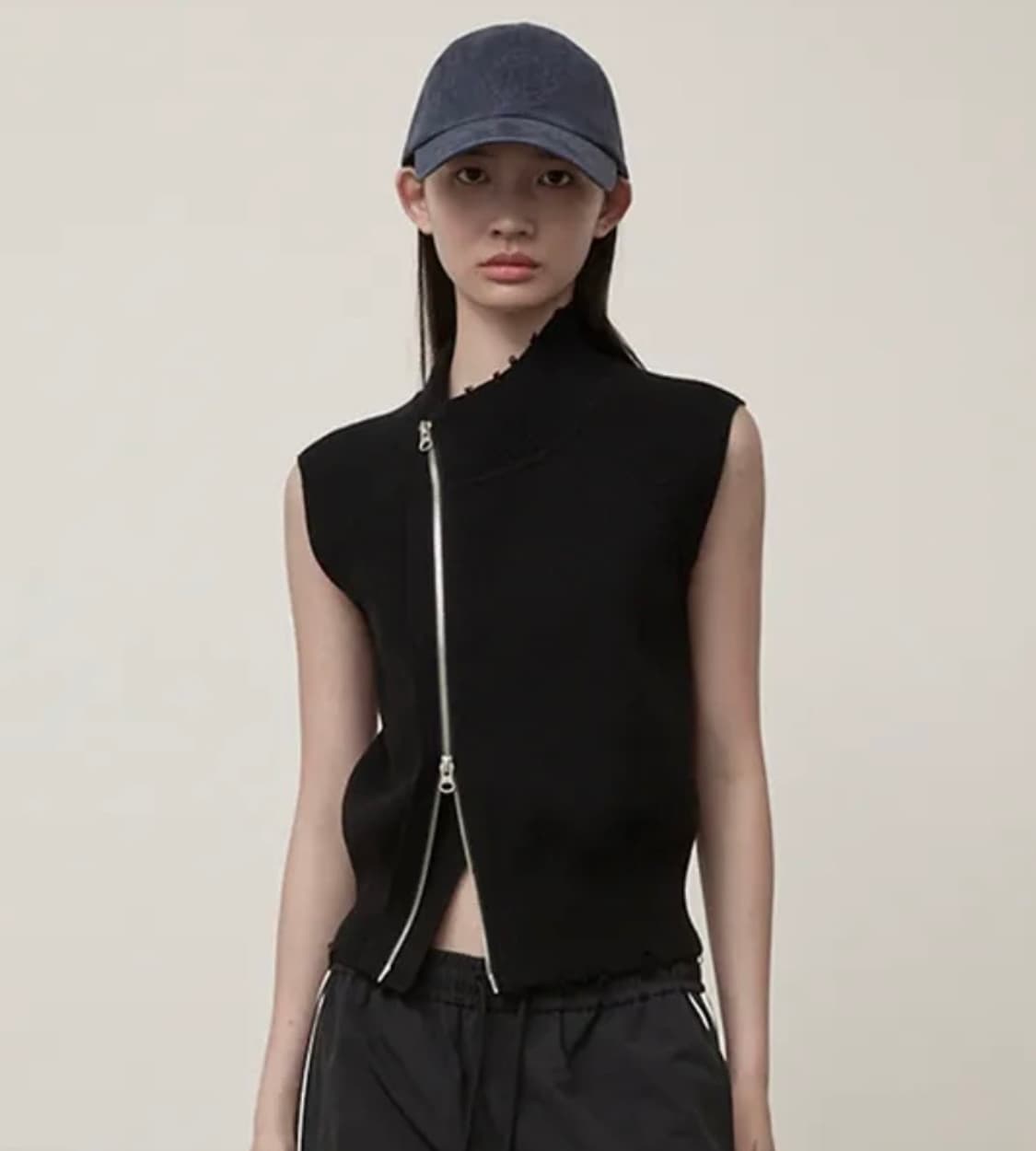 HIGH NECK LOGO KNIT ZIP UP VEST IN BLACK 상품이미지1