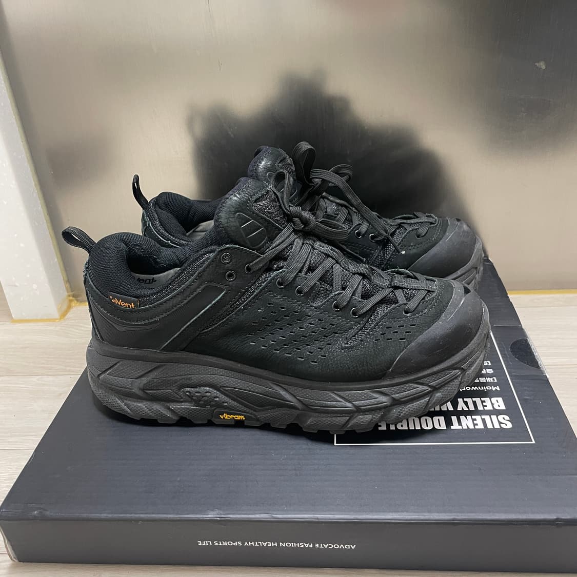 호카 X 엔지니어드 가먼츠 토르 울트라 로우 블랙 (265) 상품이미지1