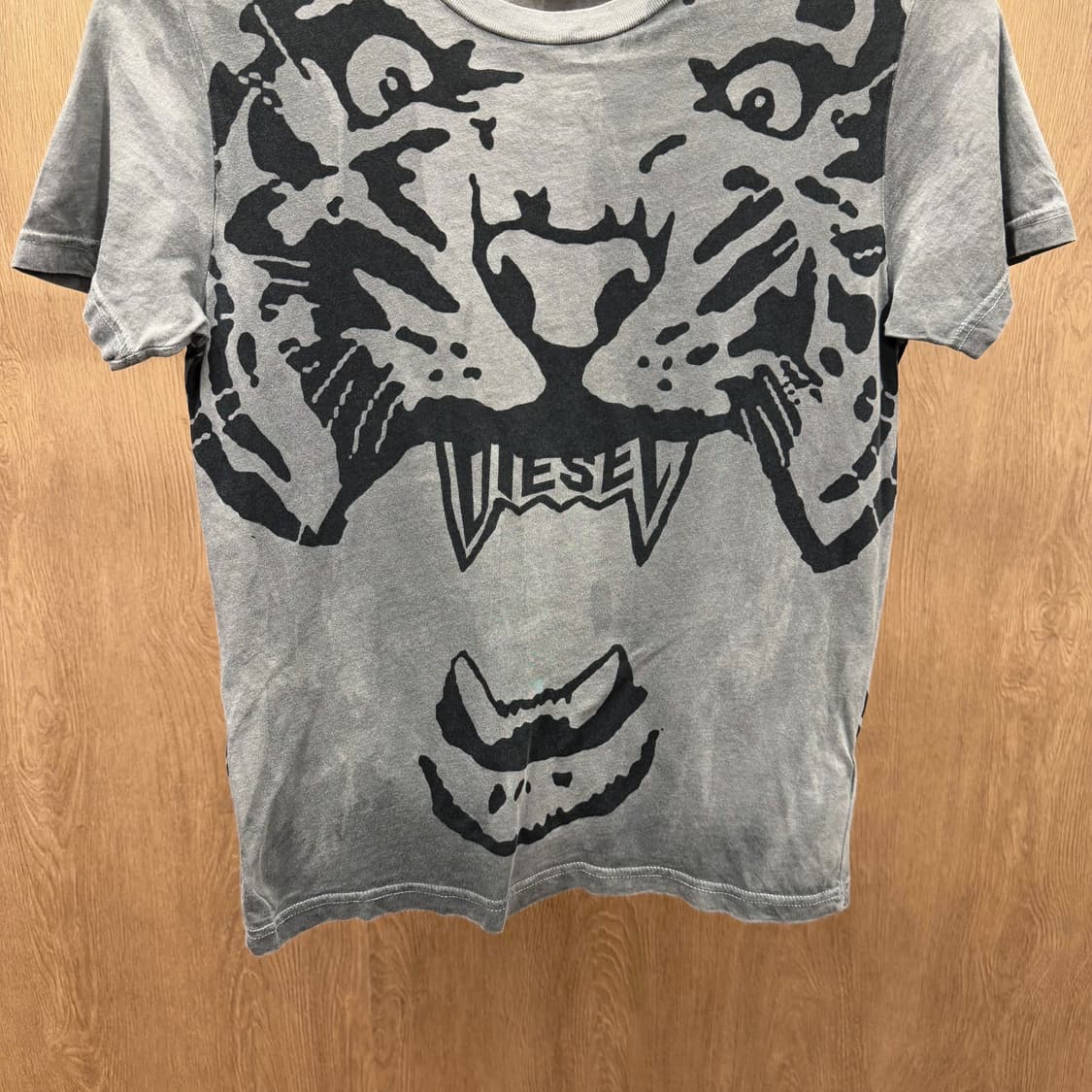 디젤 코튼 라운드넥 반팔 티셔츠 타이거 그래픽 로고 프린트 디테일 그레이 상품이미지5