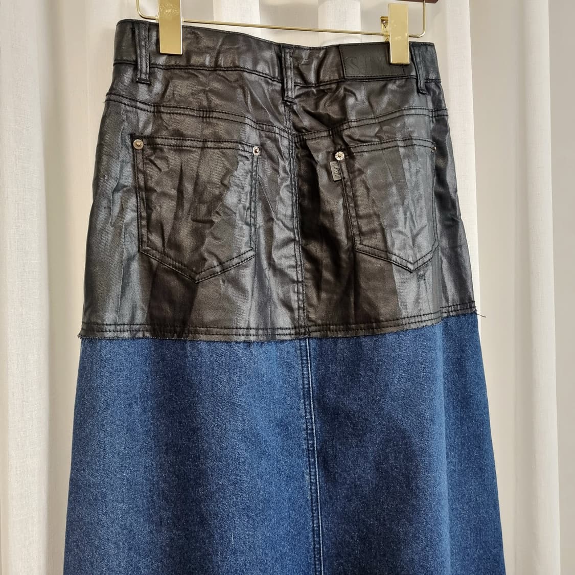 SJYP 코팅데님 배색 데미지 사이드버튼 롱스커트 (25인치/표기S) 상품이미지8