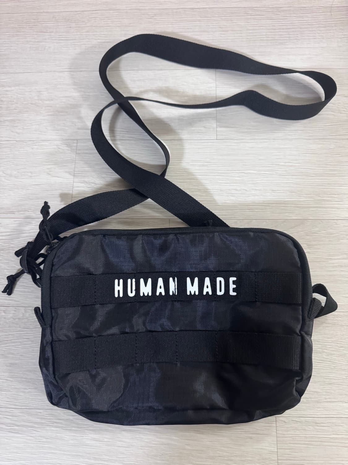 휴먼메이드 밀리터리 라이트 파우치 블랙 크로스백 판매합니다. 상품이미지2