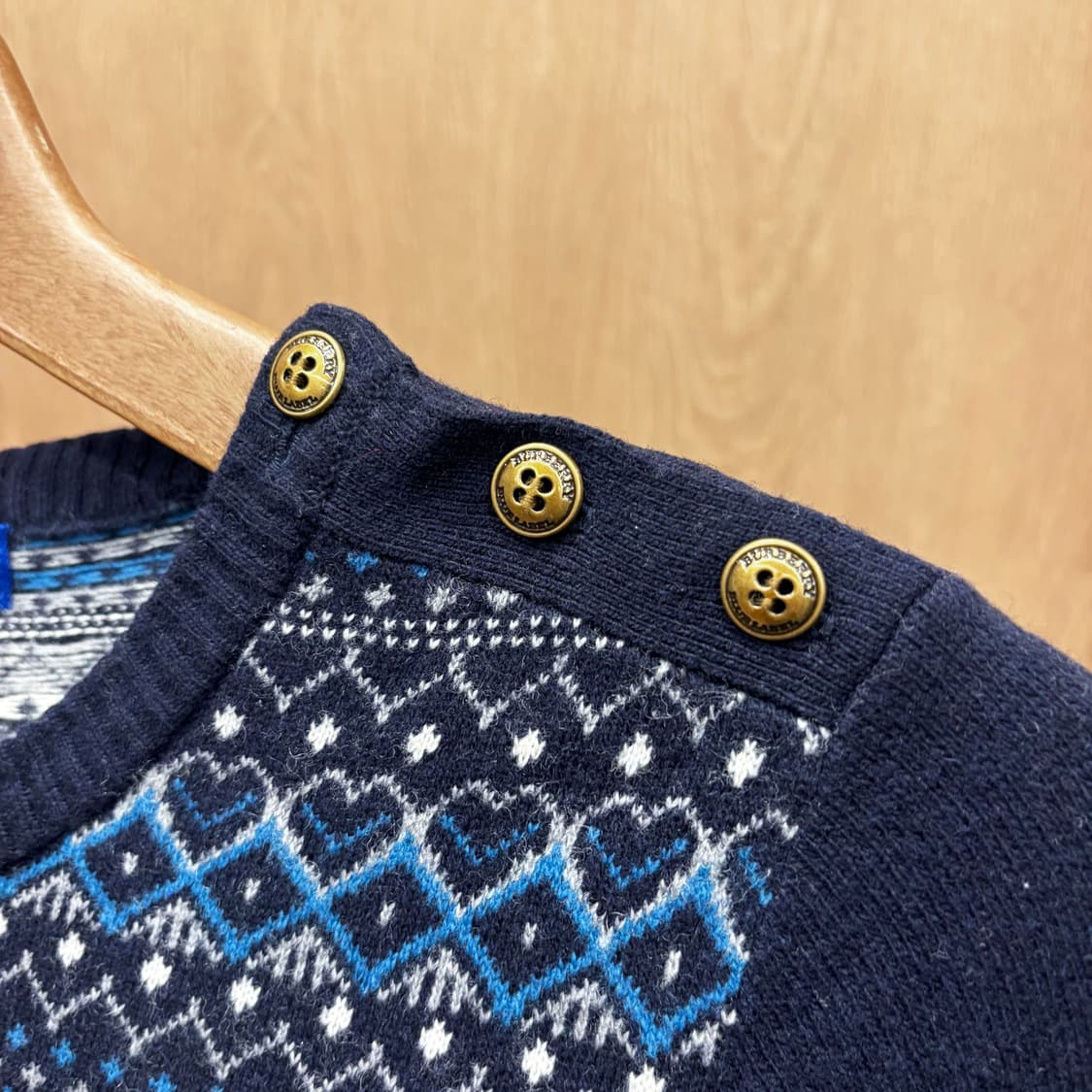 버버리 블루 라벨 라운드넥 니트 자카드 패턴 골드 버튼 디테일 네이비 상품이미지6