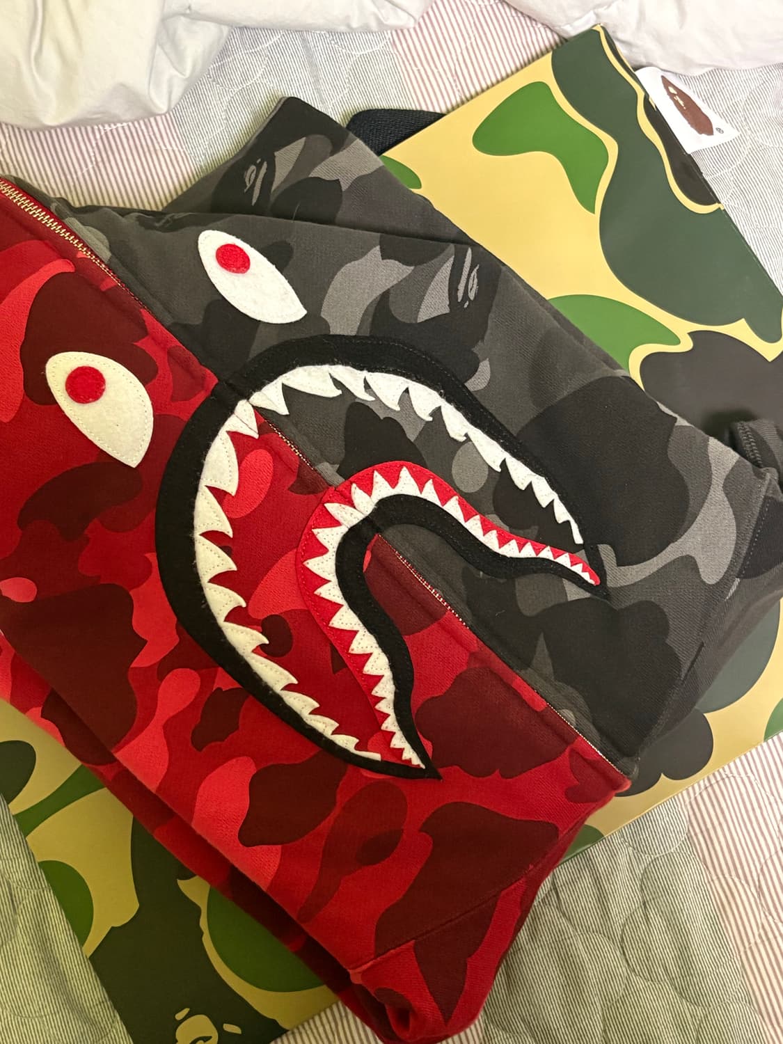 베이프 컬러 카모 세퍼레이트 샤크 풀 집 후드 레드 블랙 상품이미지1