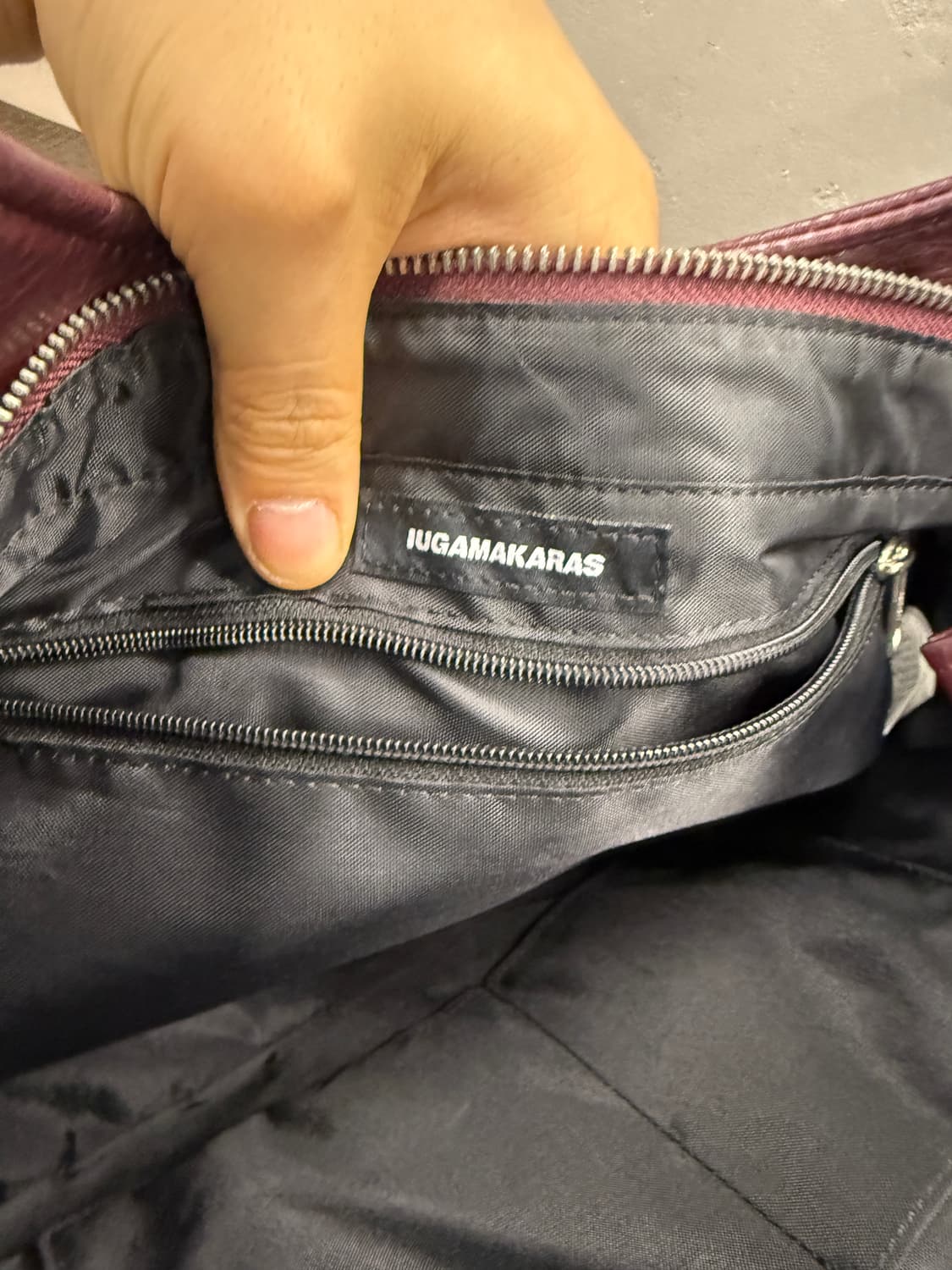 이우가마카라스 버건디 스터드 레더 숄더백 상품이미지5