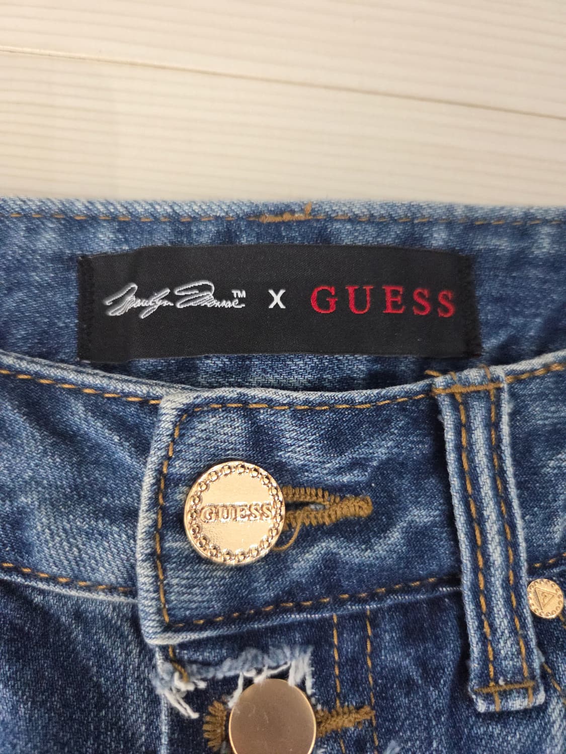 게스(GUESS) x 마릴린먼로 콜라보 하이웨스트 데님 숏팬츠 상품이미지5