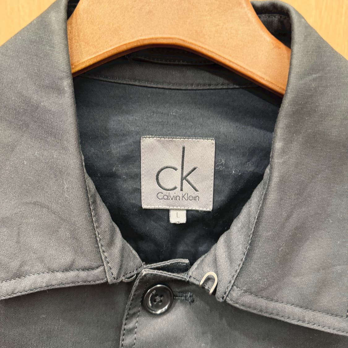 캘빈클라인 미니멀 베이직 카라 자켓 싱글 버튼 사선 포켓 디테일 블랙 상품이미지6