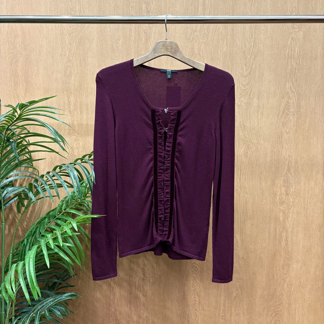 휴고 보스 니트 가디건 러플 벨벳 트리밍 클래식 훅 버클 디테일 버건디 상품이미지1