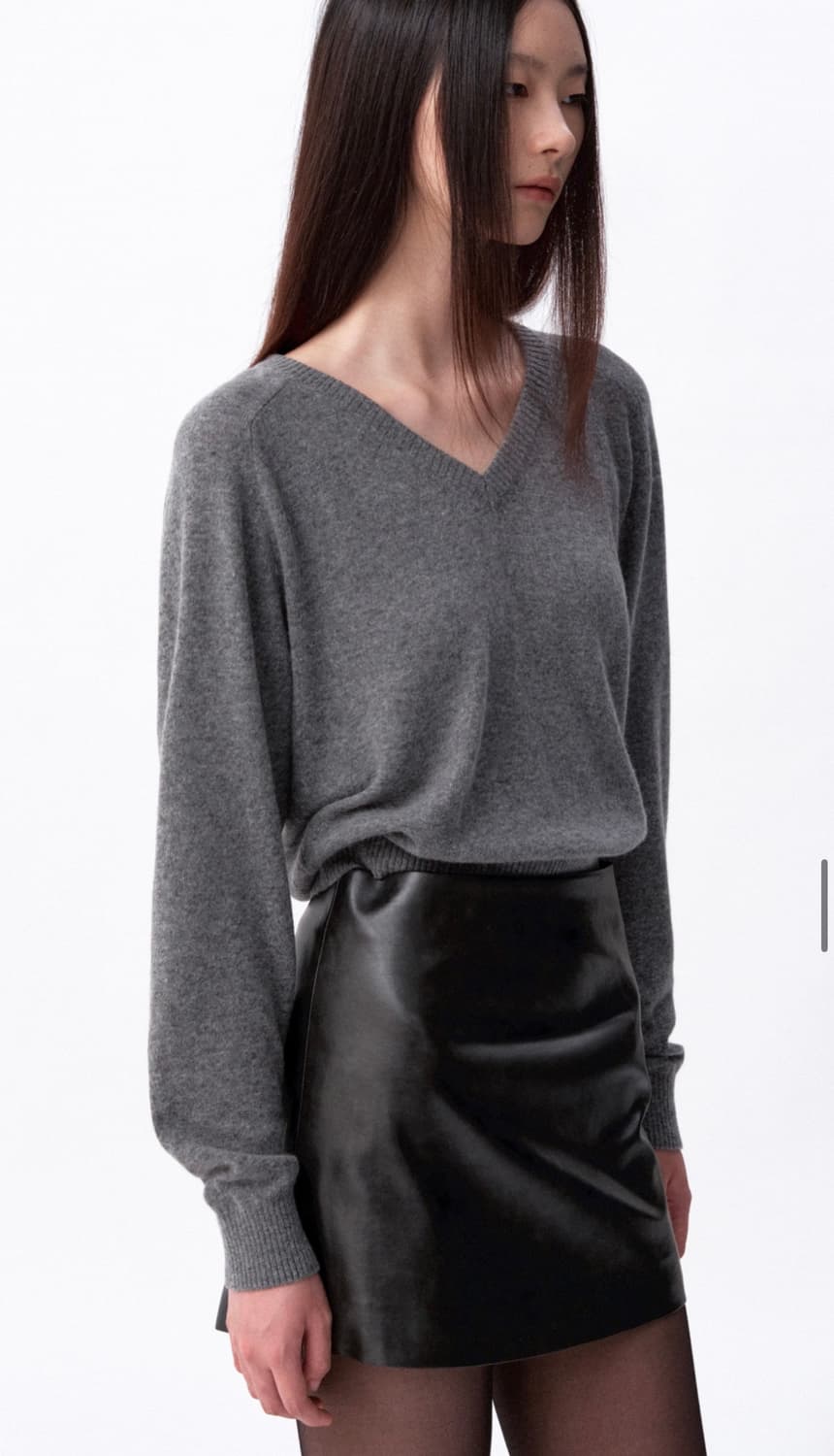 아비에무아 백 디테일 브이넥 니트(차콜) 상품이미지4