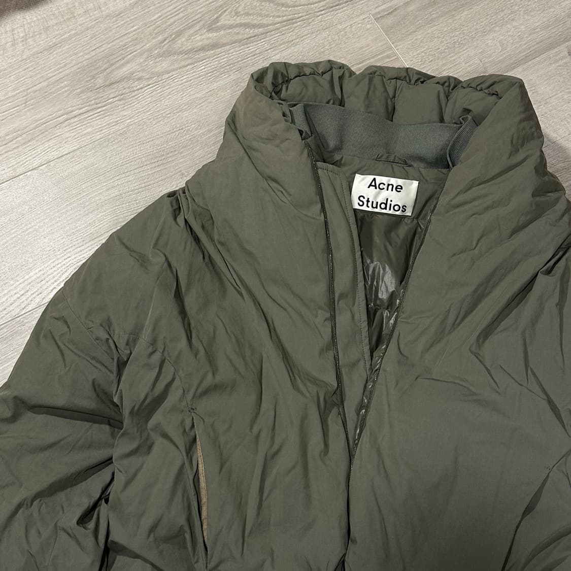 아크네 스튜디오 하이넥 크롭 패딩 카키 상품이미지2