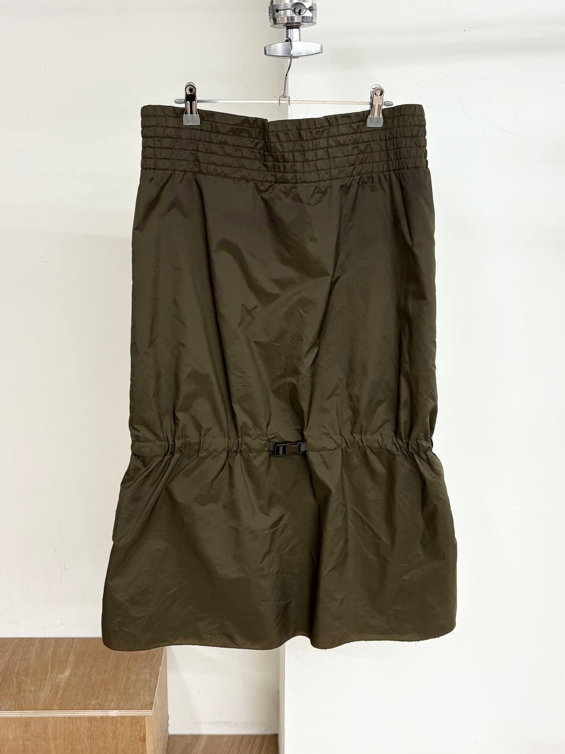 미우미우 카키 백 버클 미디 스커트 상품이미지4