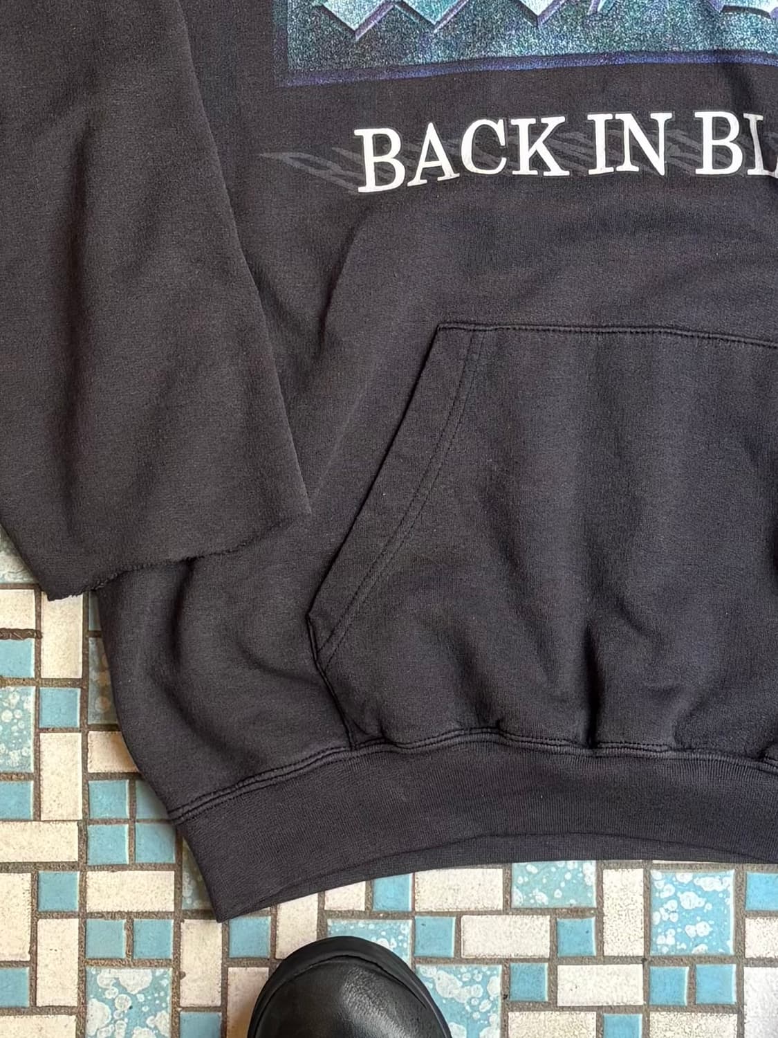 AC/DC의 'Back in Blac Hoodie 상품이미지3
