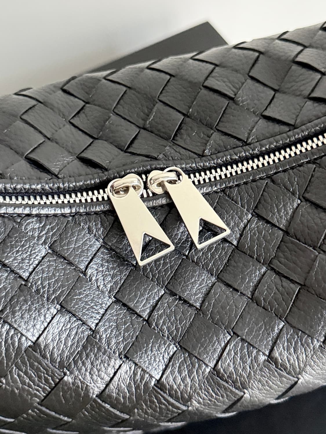 Bottega Veneta보테가베네타 신상 트래블러 스웨이드 숄더백 남녀 상품이미지5