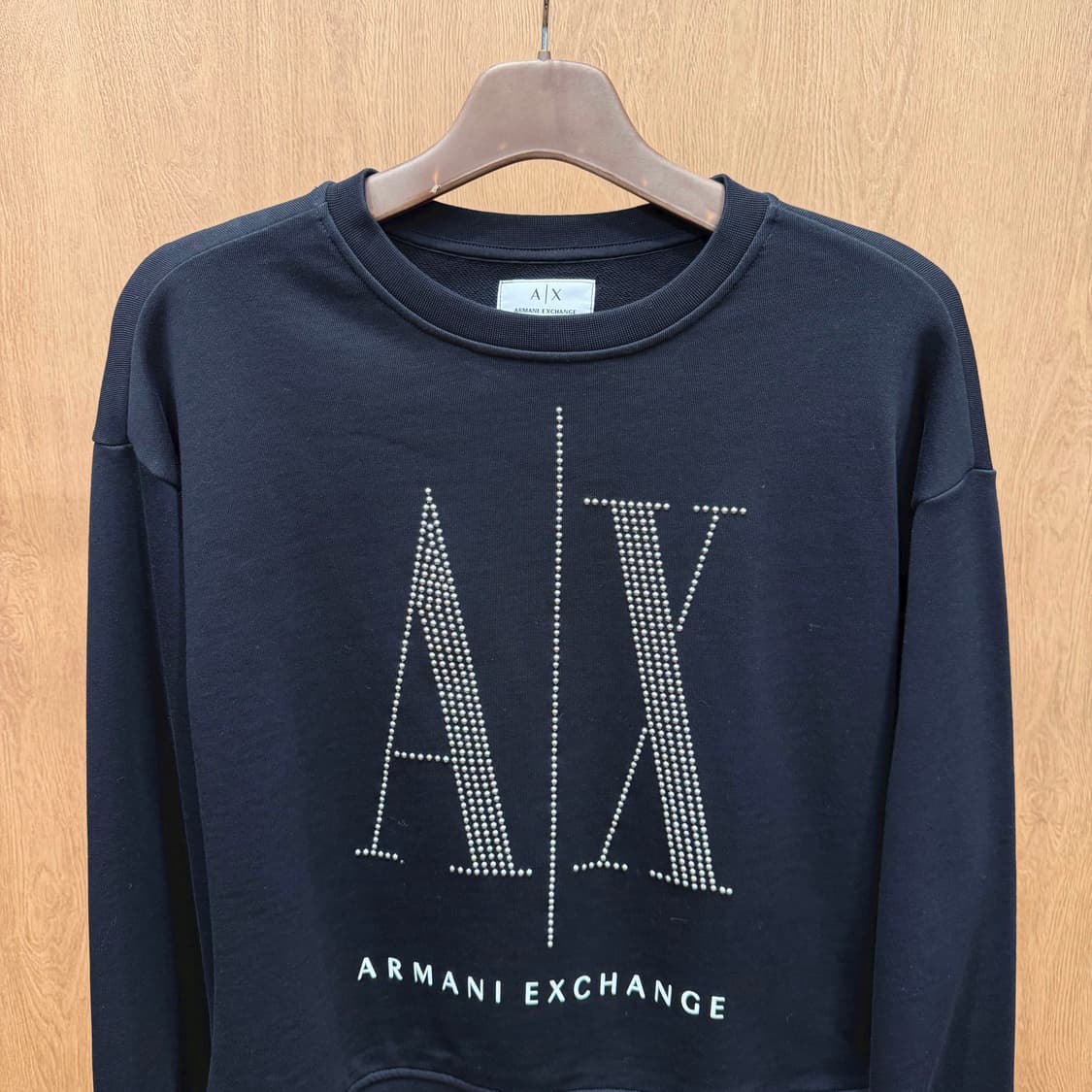 아르마니 익스체인지 맨투맨 아이콘 로고 스터드 라인 스톤 디테일 블랙 상품이미지4