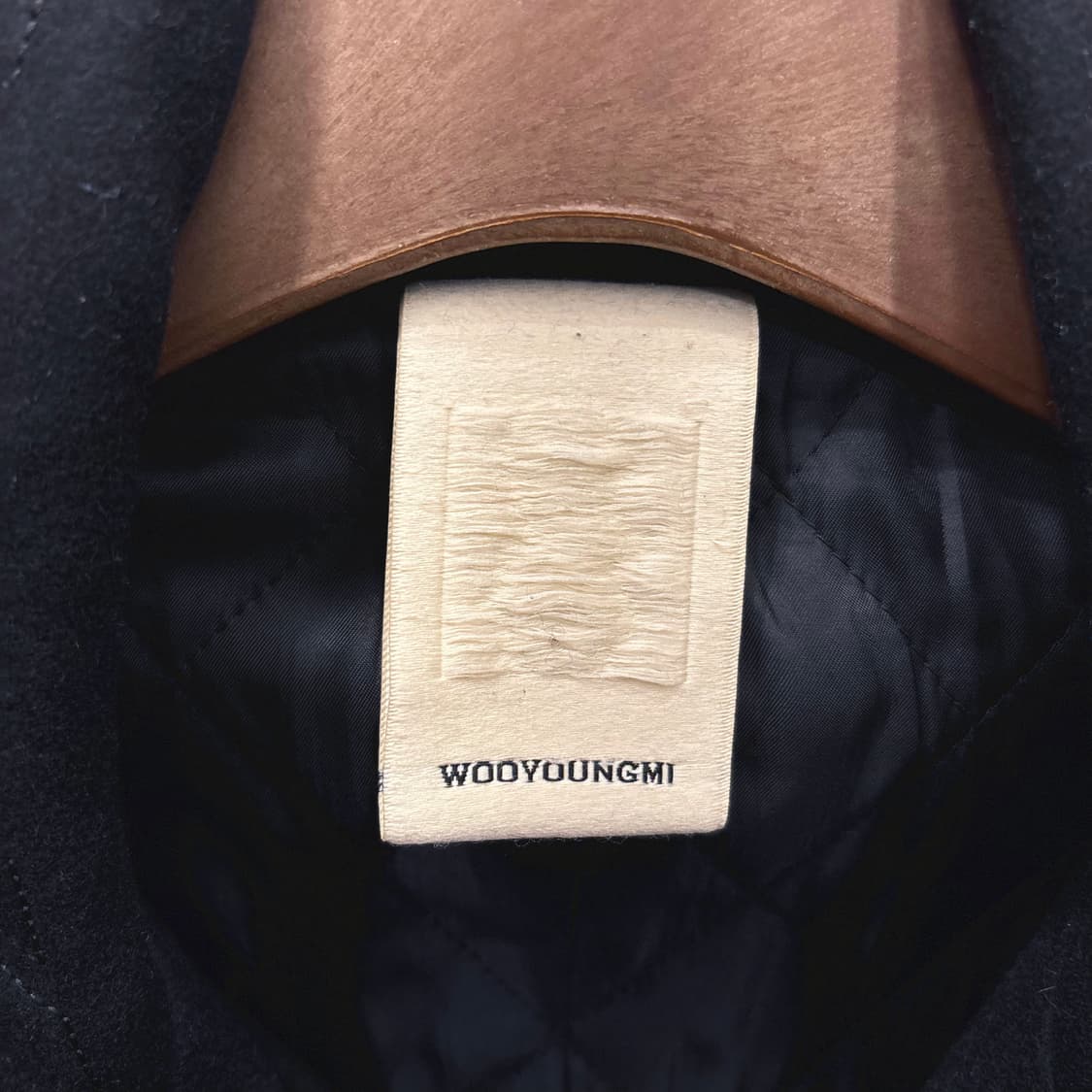 우영미 더블 브레스티드 롱 코트 엠보 퀄팅 스티치 집업 포켓 디테일 블랙 상품이미지7