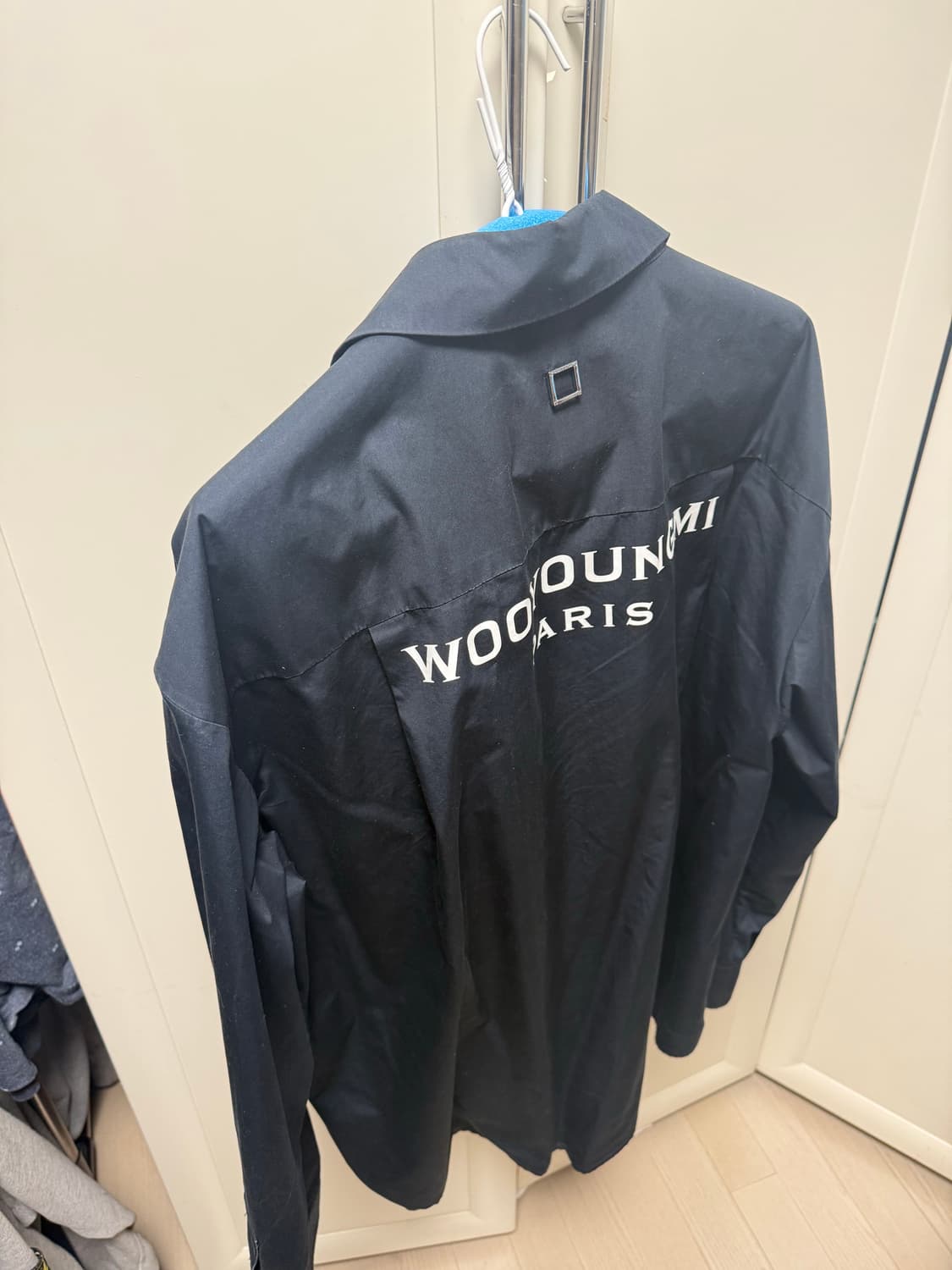 우영미 백로고 블랙셔츠 48사이즈 24ss 상품이미지2