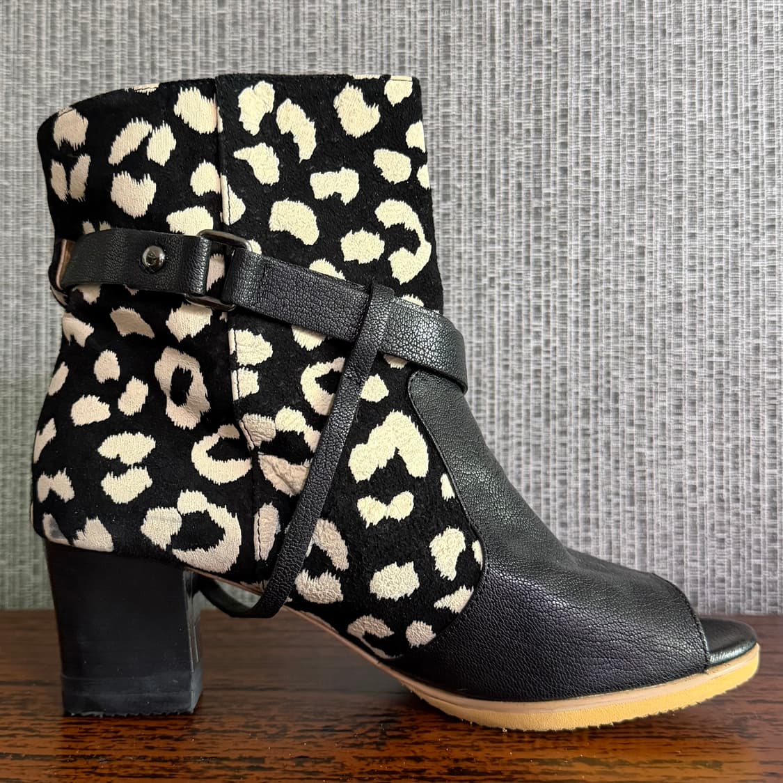 레오파드 배색 패턴 오픈토 버클 앵클 부츠 호피 블랙 레더 스트랩 부티 상품이미지5