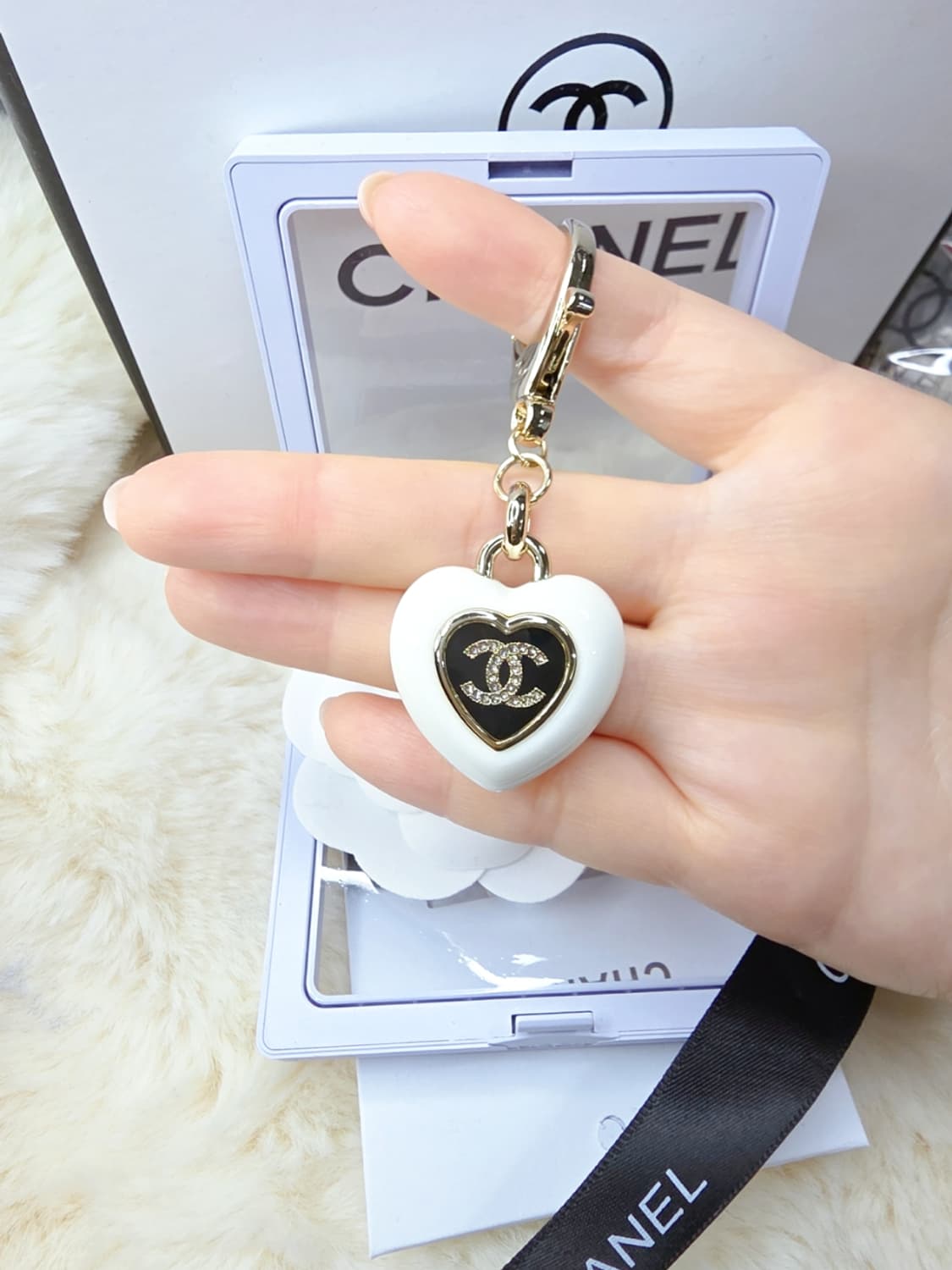 빈티지 샤넬 화이트 레진하트 브로치 상품이미지4