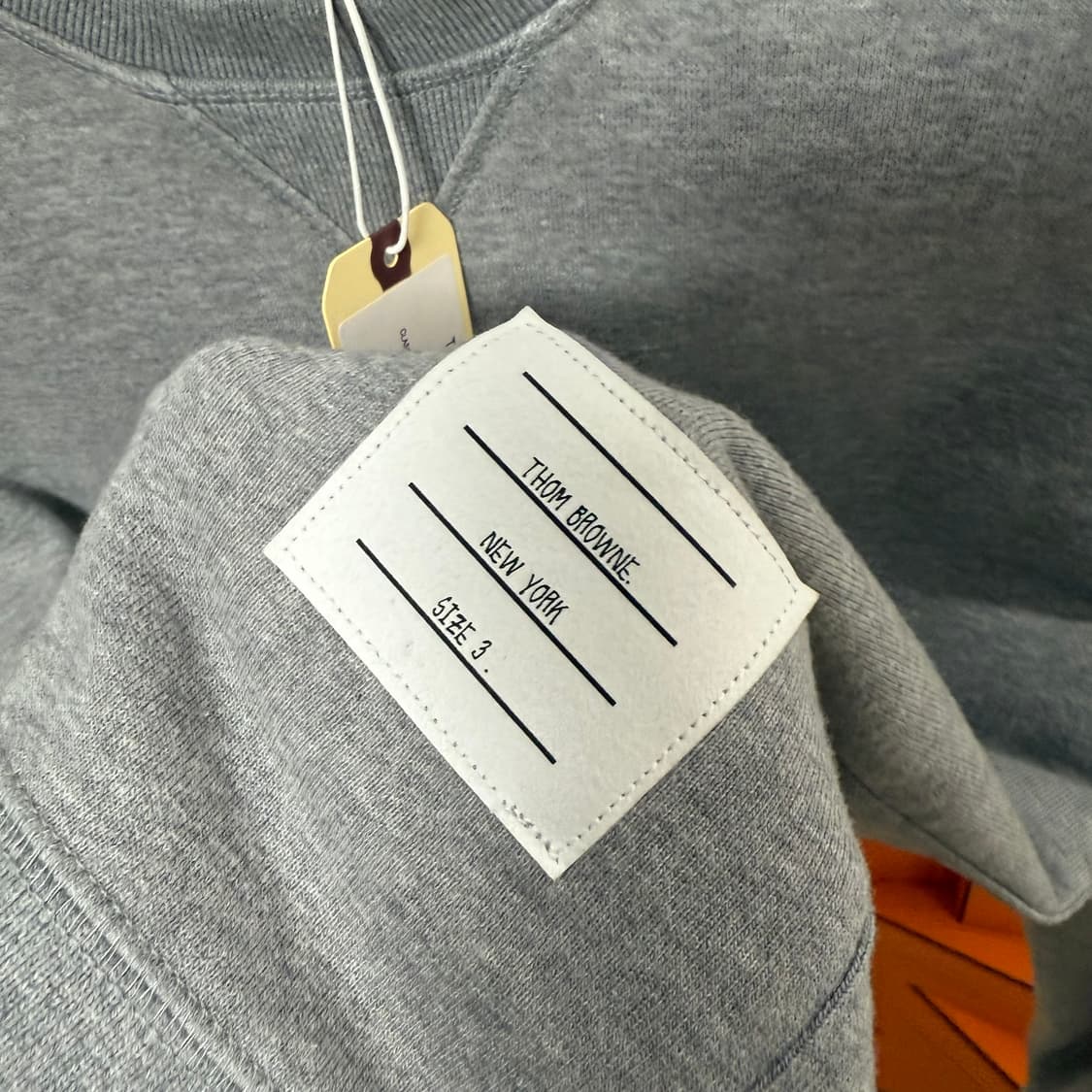 [3사이즈]톰브라운 사선 완장 그레이 맨투맨 상품이미지4