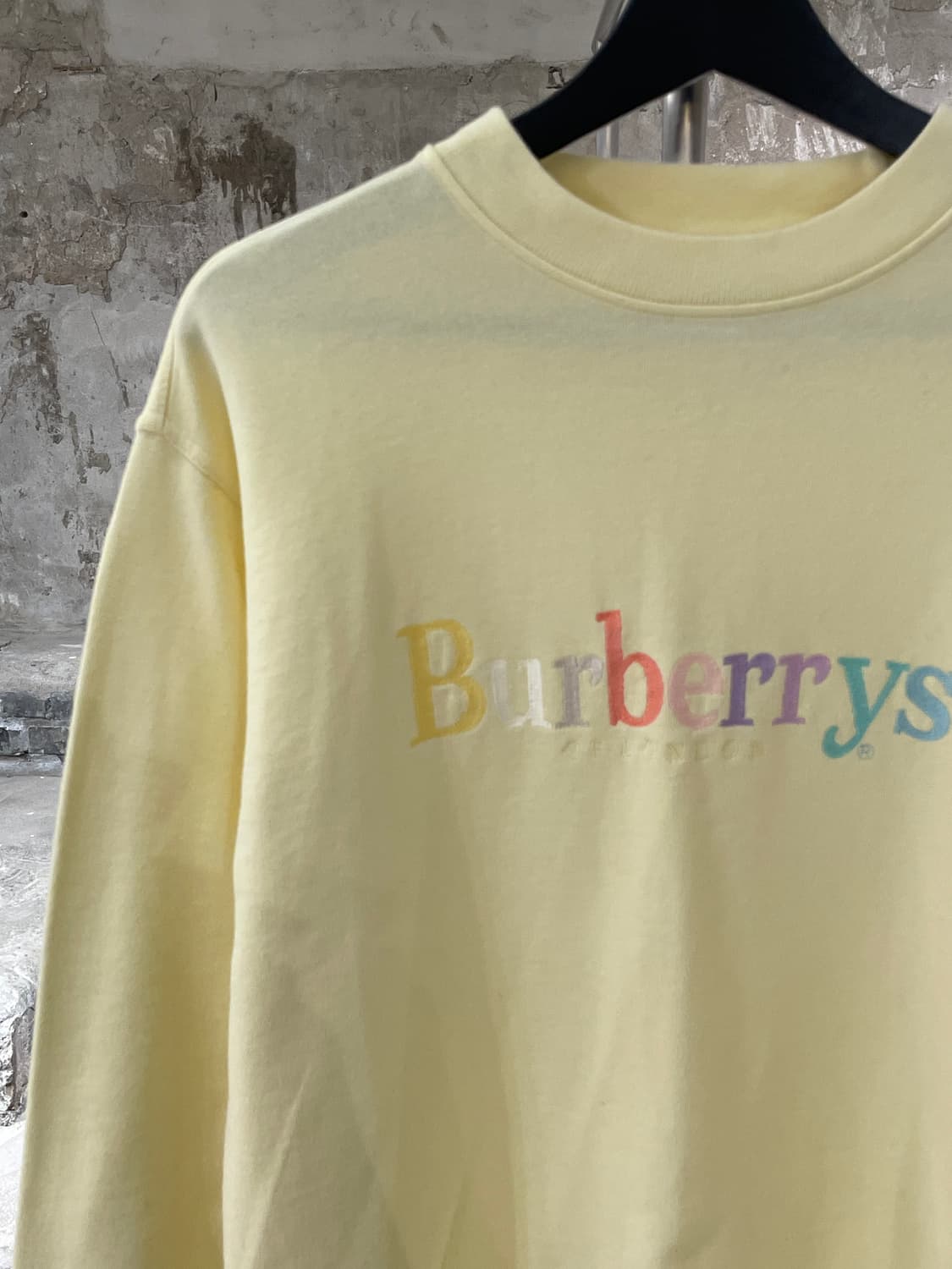 버버리 옐로우 폴리크롬 로고 크루넥 스웻 셔츠 상품이미지2